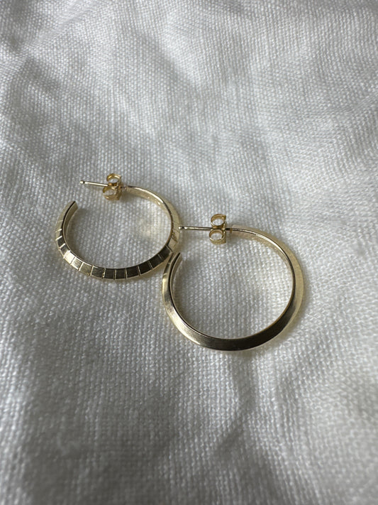 Arête 22mm 10k Gold Hoops