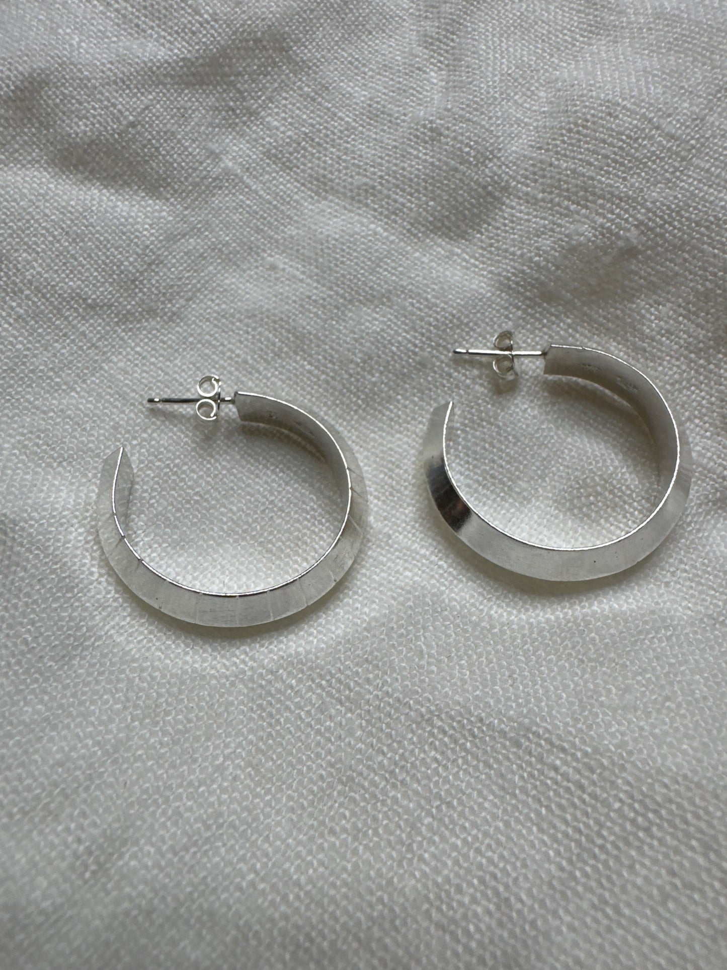 Arête Wide Hoop Earrings | Silver