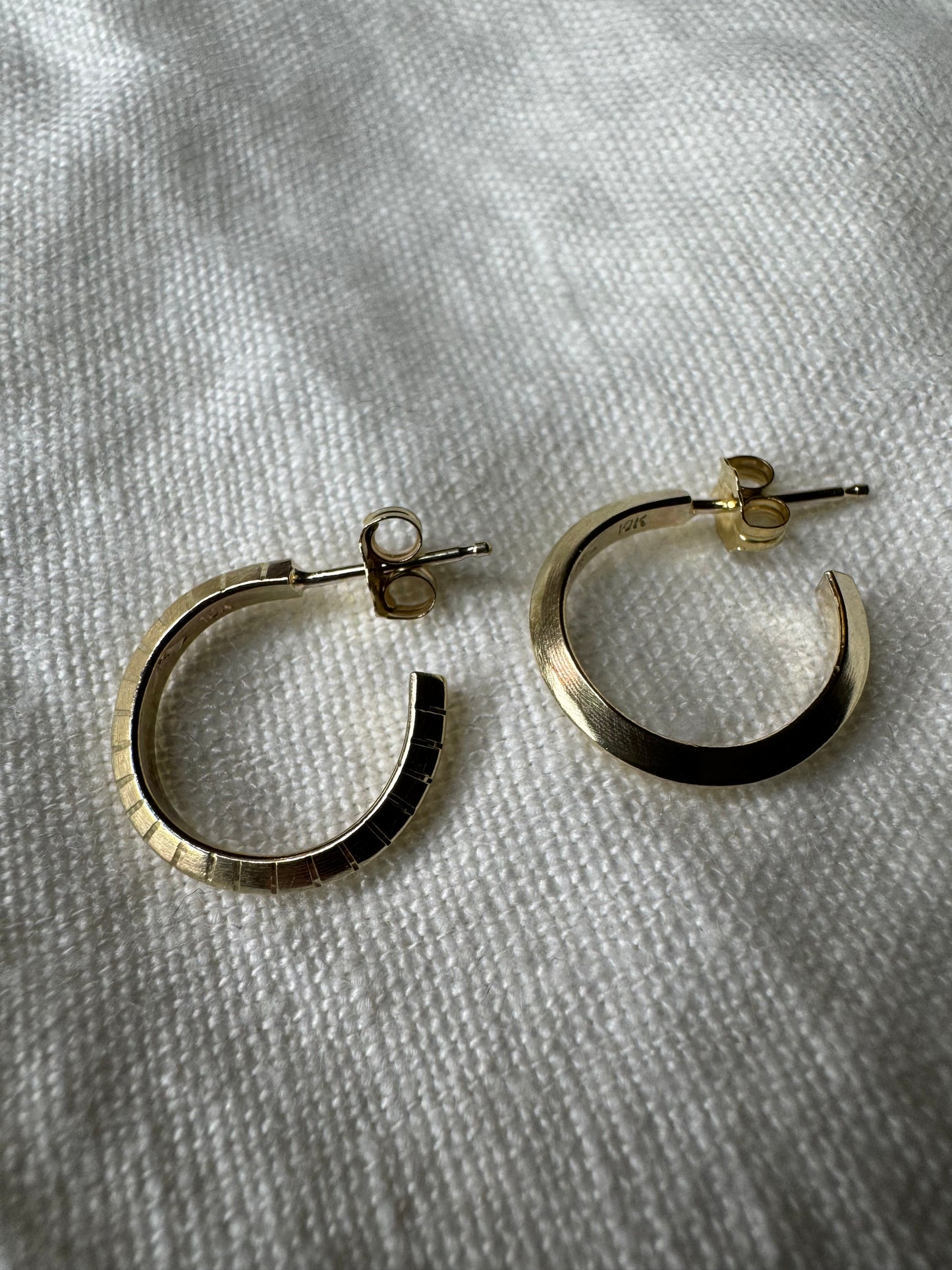 Arête 15mm 10k Gold Hoops