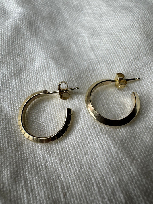 Arête 15mm 10k Gold Hoops